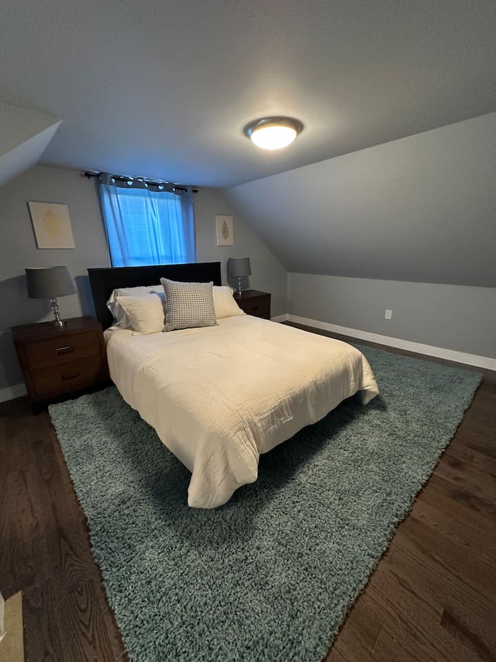 3 rd floor queen bedroom