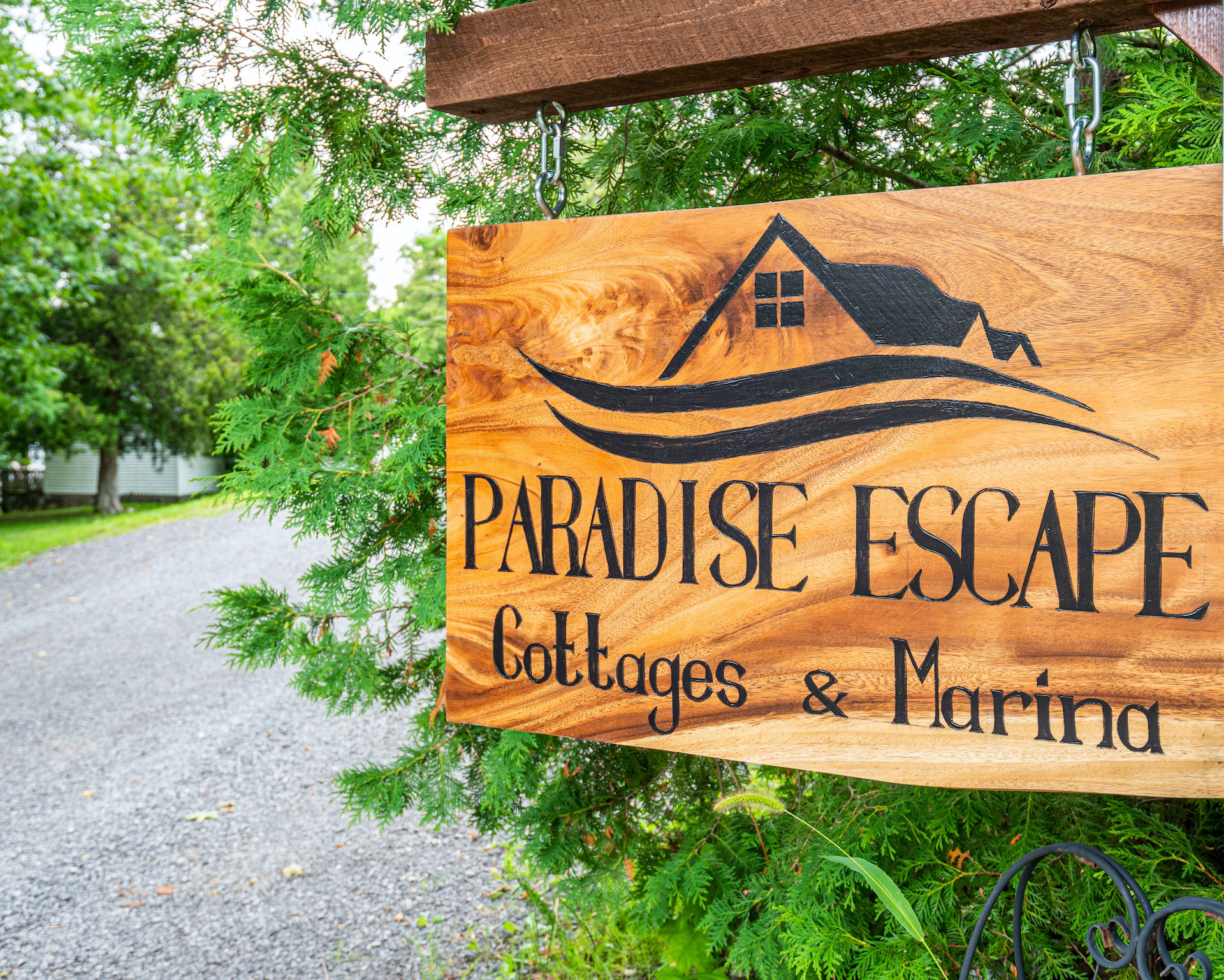 Paradise Escape Cottages & Marina entrance sign