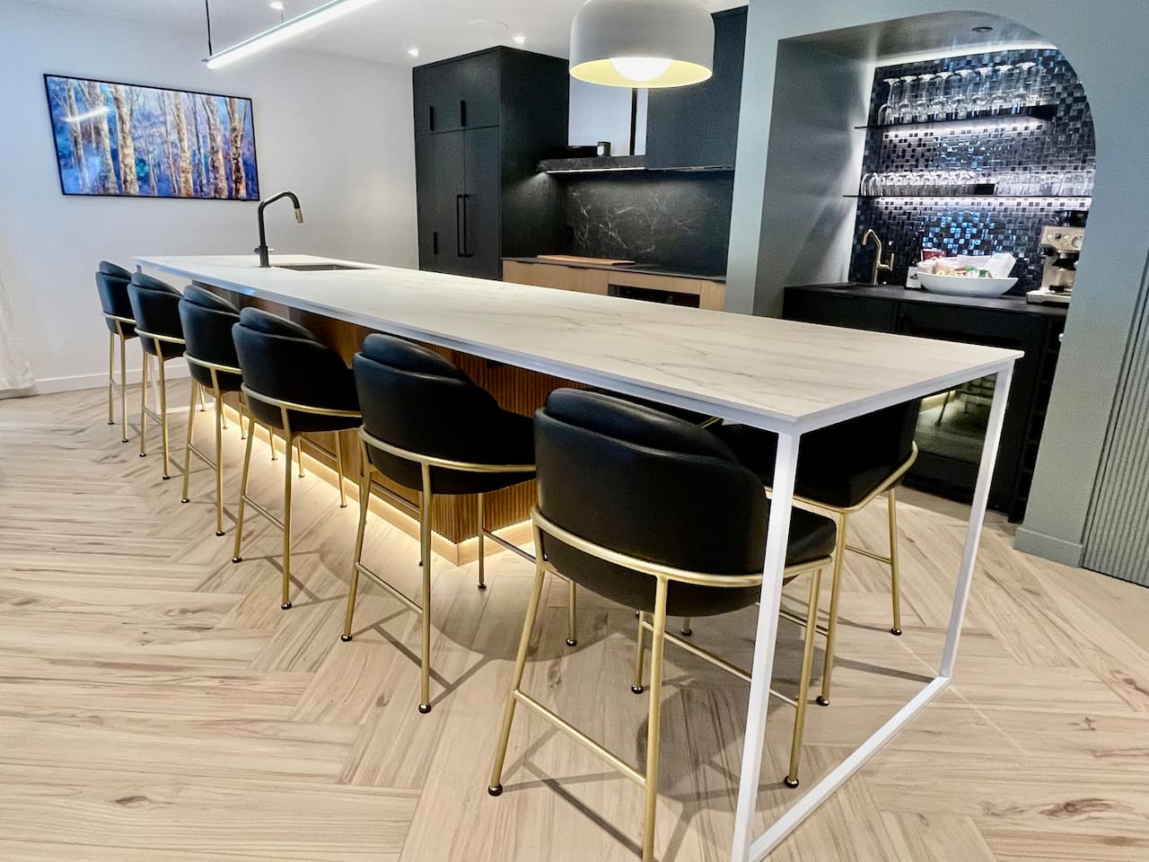 14ft heated kitchen island w/ counter seating for 8ppl. Fisher Paykel Fridge w/ Ice maker, Induction Cooktop, Convection Oven, Double Drawer dishwashers + stunning hot & cold beverage station. Cast photos & video from Smartphone to Samsung Frame TV 