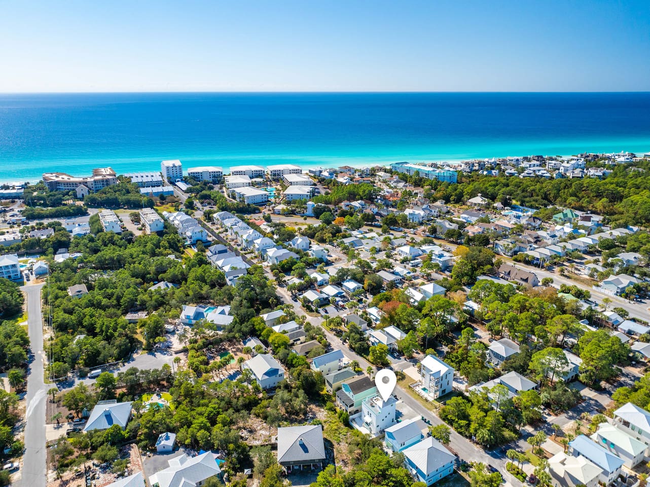 Prime Location! ️ Just a 10-min walk to Blue Mountain Beach public access. Want more options? Find 3 additional public beaches only 2 mins further down Blue Mountain Rd. Perfectly placed for beach hopping and coastal views!