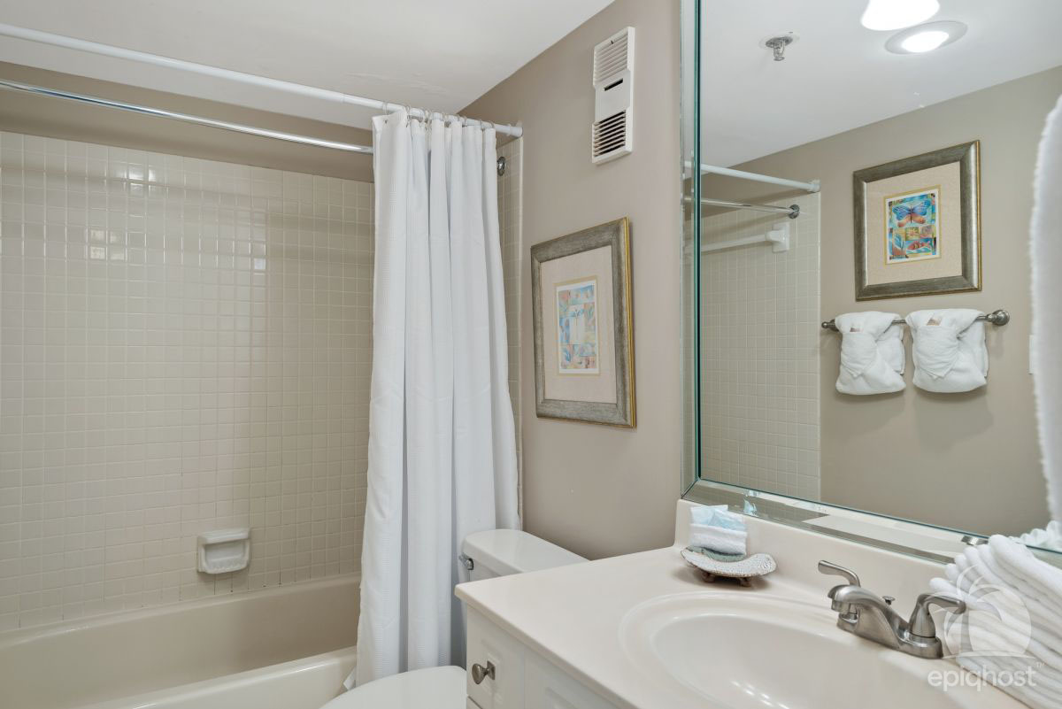 Guest bath with tub and shower combo