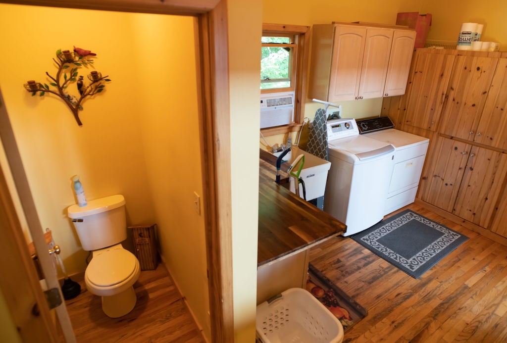 Mudroom. Laundry and toilet area