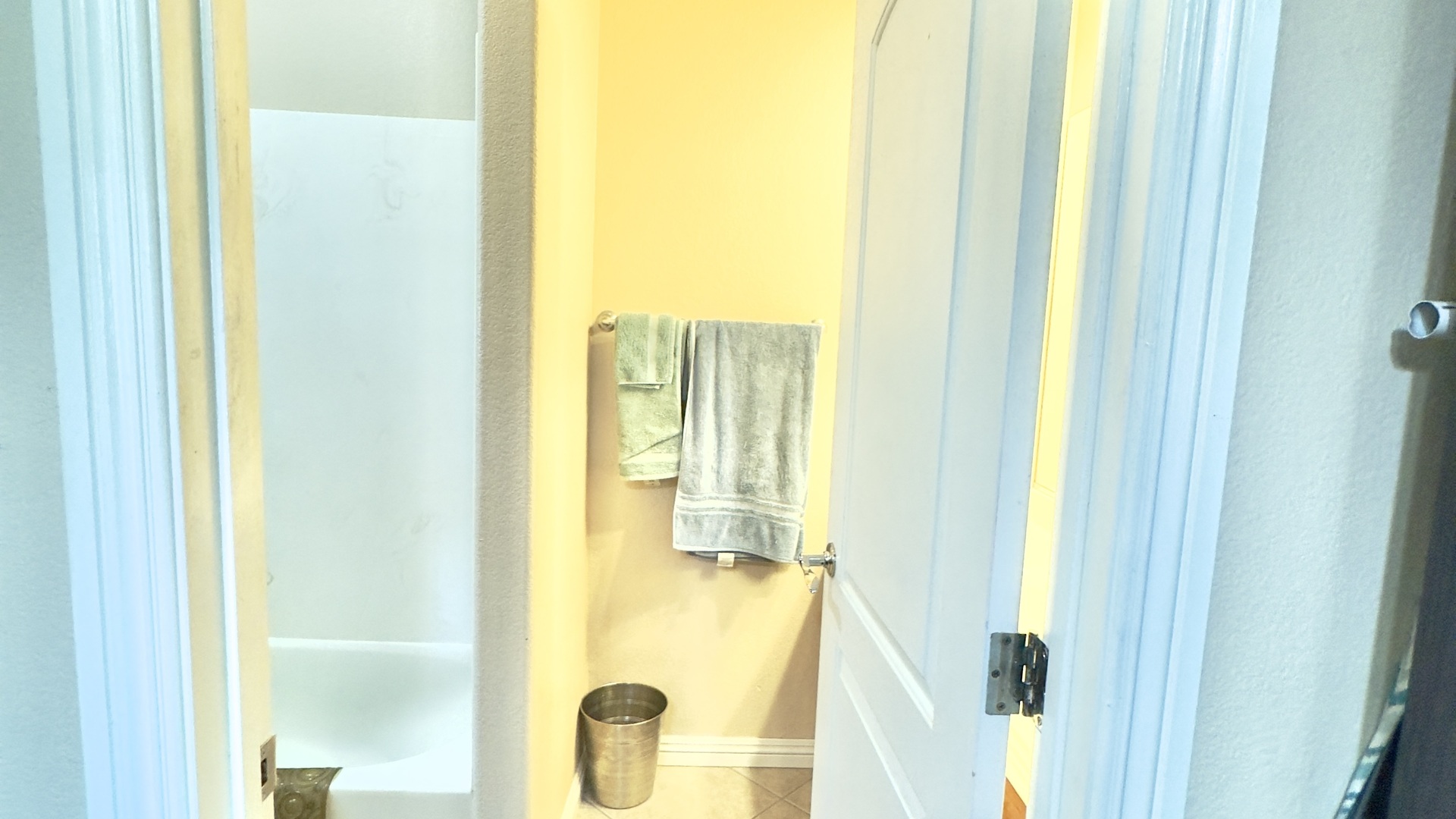 Full private bath with tub and shower — guest house near Las Vegas