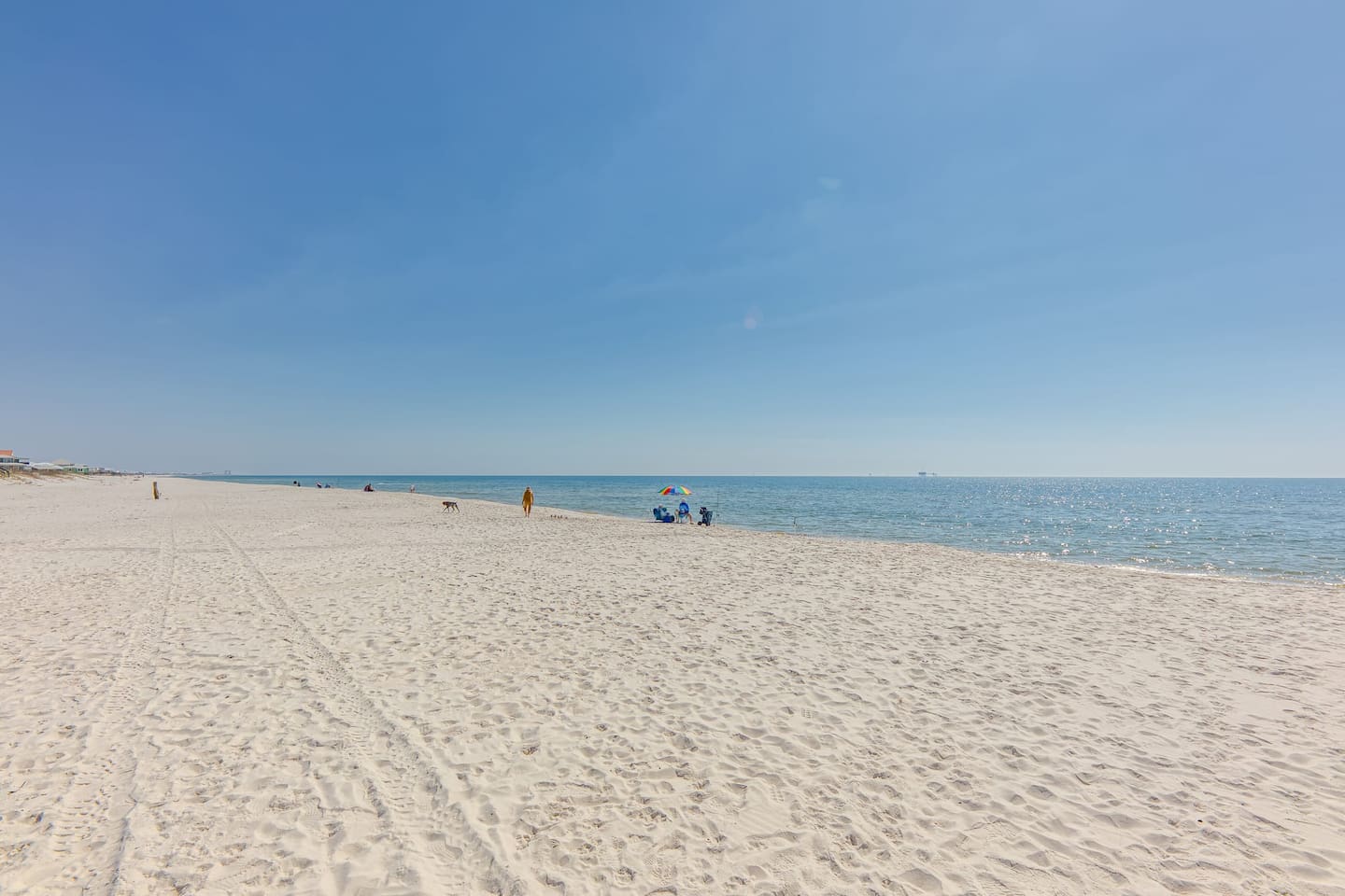 Beach Paradise: Stroll on powdery sands and soak up the sun at Gulf Shores' best beach escape!