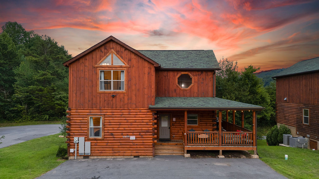 Georgous custom true log cabin on a corner log less than 0.3 miles from parkway/strip in Pigeon Forge!