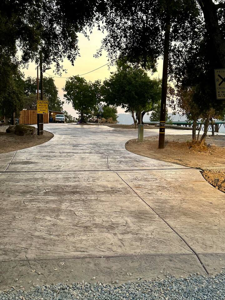 Driveway Entryu Point to the Property