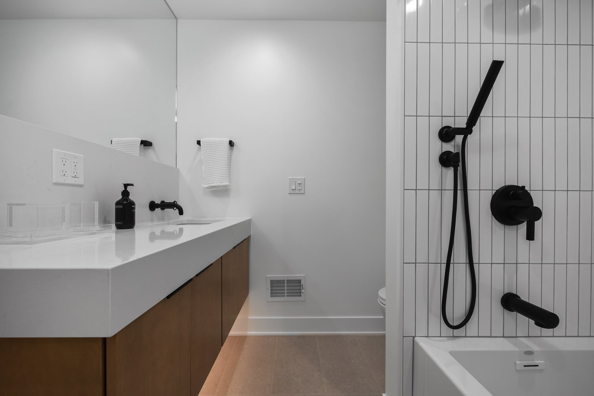 Full Tub/Shower Combo Bathroom