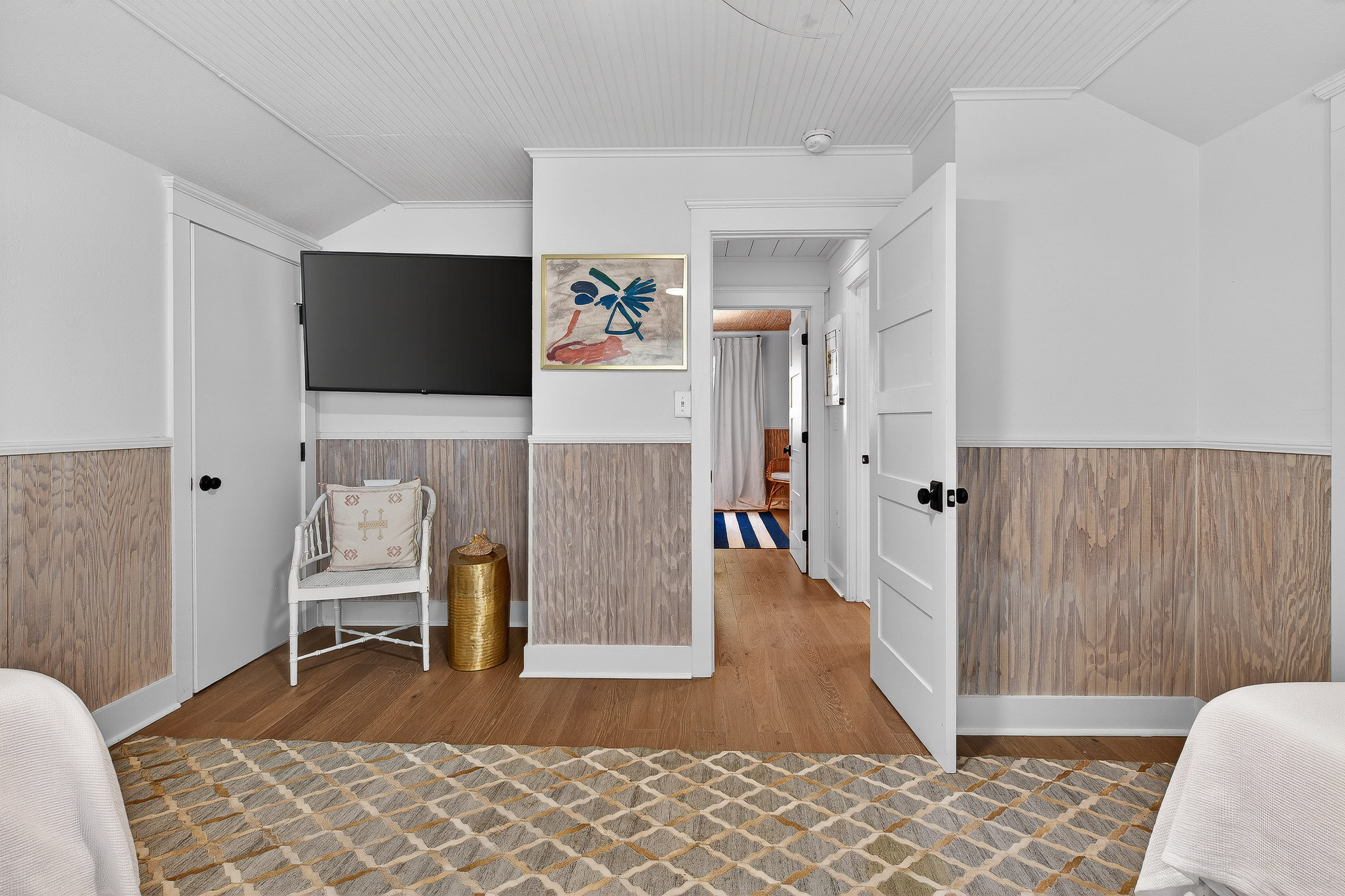 Twin bedroom with easy access to full bathroom