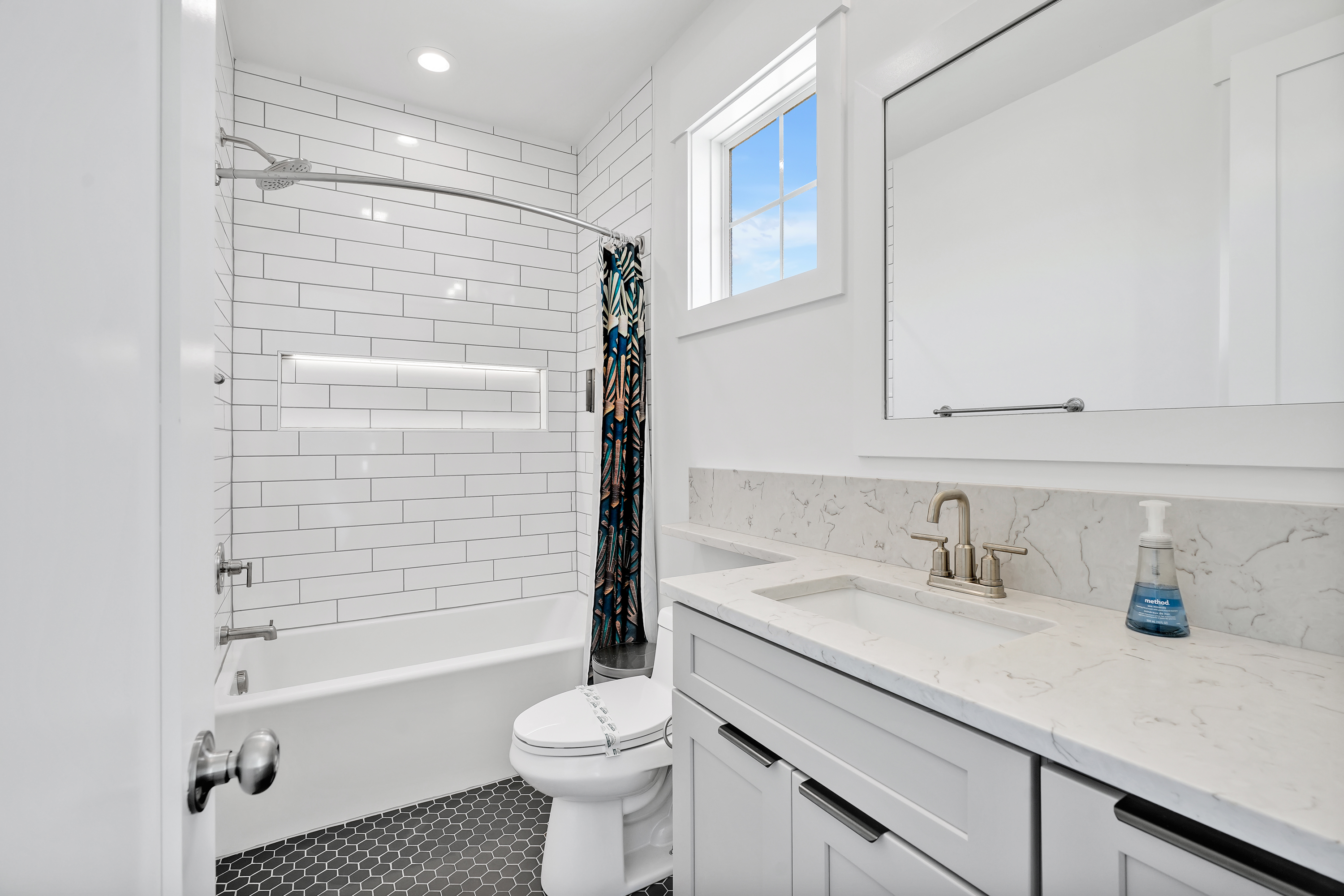 Kid-friendly bathtub