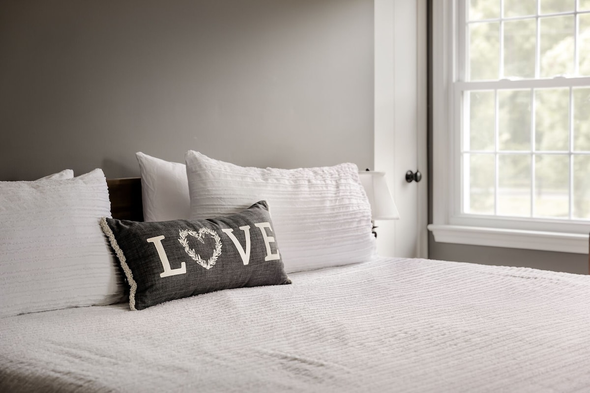 El Sueño bedroom, relax in the king bed after a day outdoors