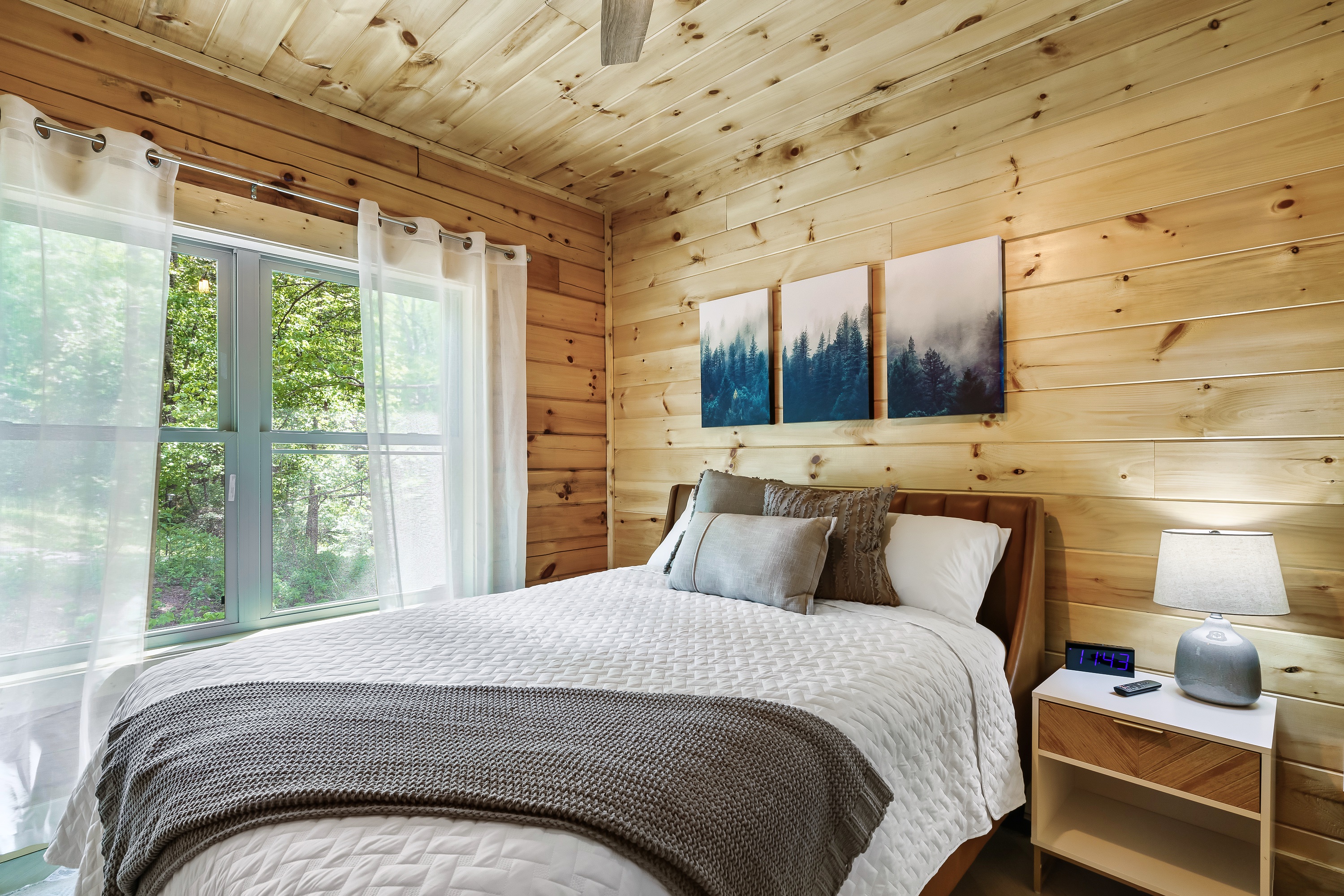 Sleep soundly in our queen bedroom on the main floor just behind the kitchen. This space also has an ensuite bathroom that you can share or keep all to yourself. 

Our clock also has a convenient USB port for easy charging of your devices.