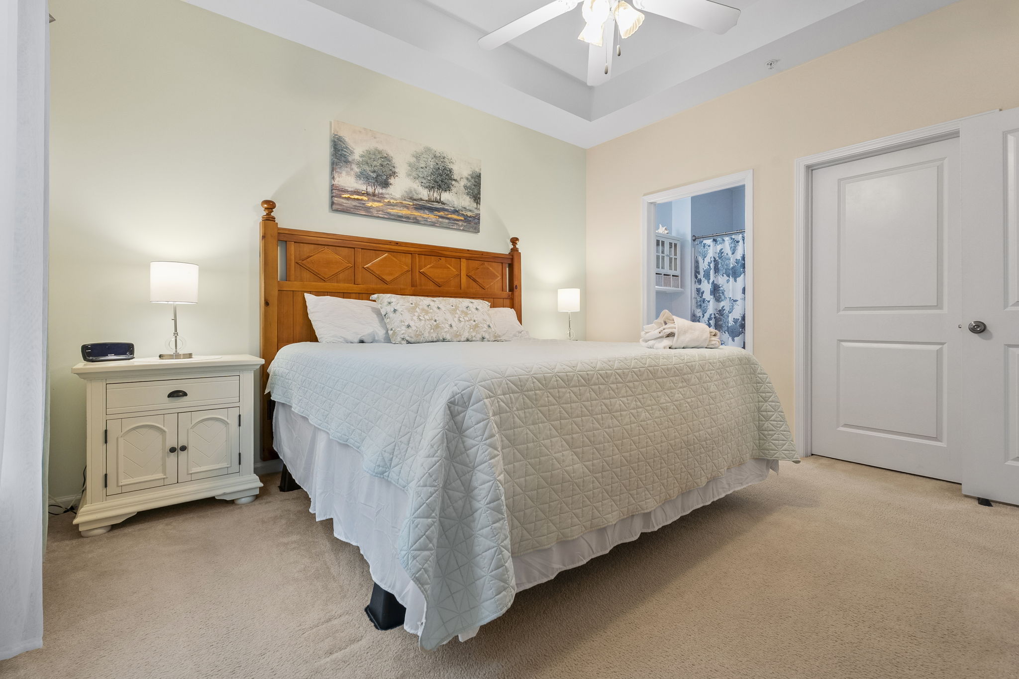 Master Bedroom with Queen Bed & Ensuite Bathroom