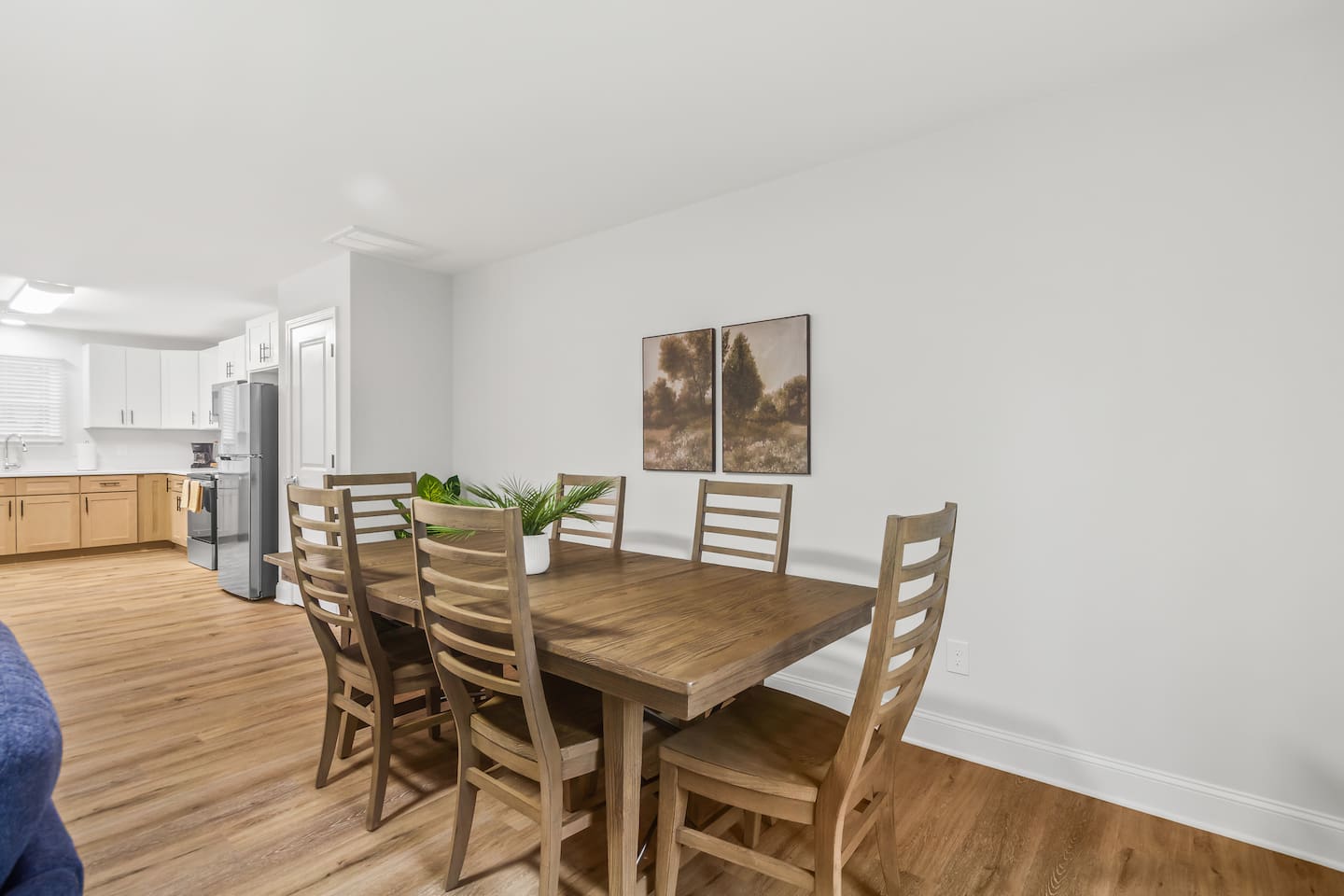 Dining table (seats 6)
