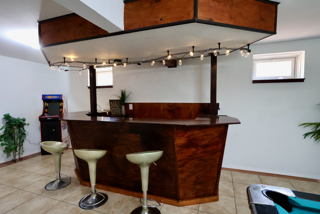 Lots of seating area, Connect4, AirHockey, Pool Table, Bar Area.