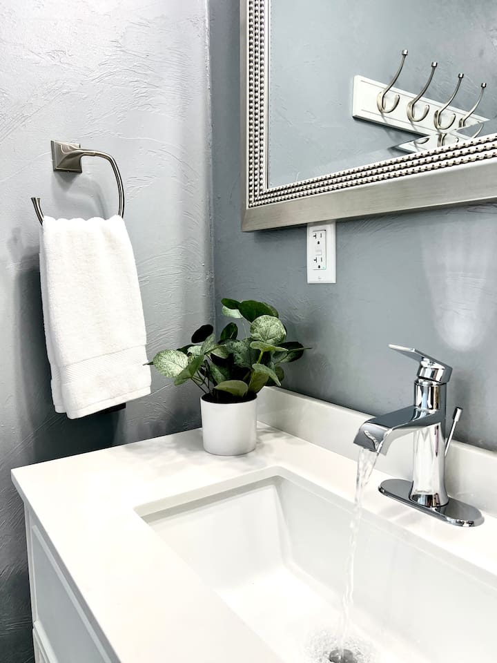Full bathroom equipped with all the essentials for a comfortable stay.