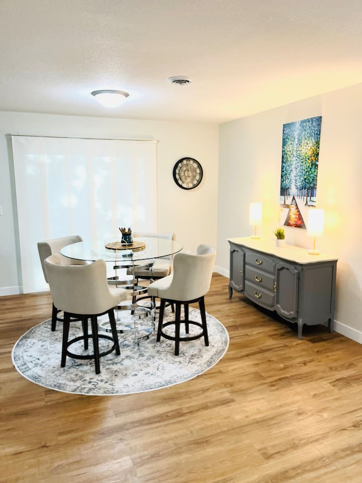 Table and chairs seats 4 comfortably with counter height stools that swival and glass top table.