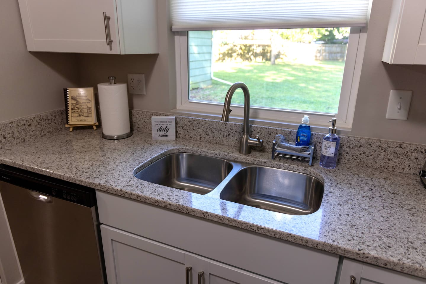 Dishwasher, double sink, plenty of counter space
