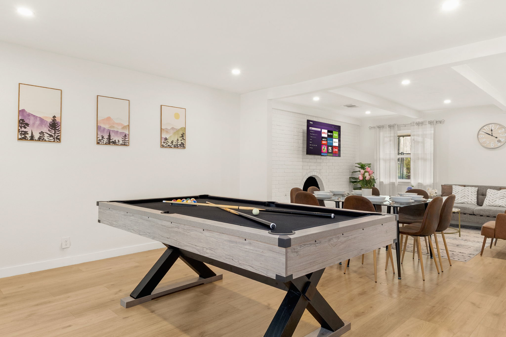 Open game area with pool table—fun flows right into the living space 🎱✨