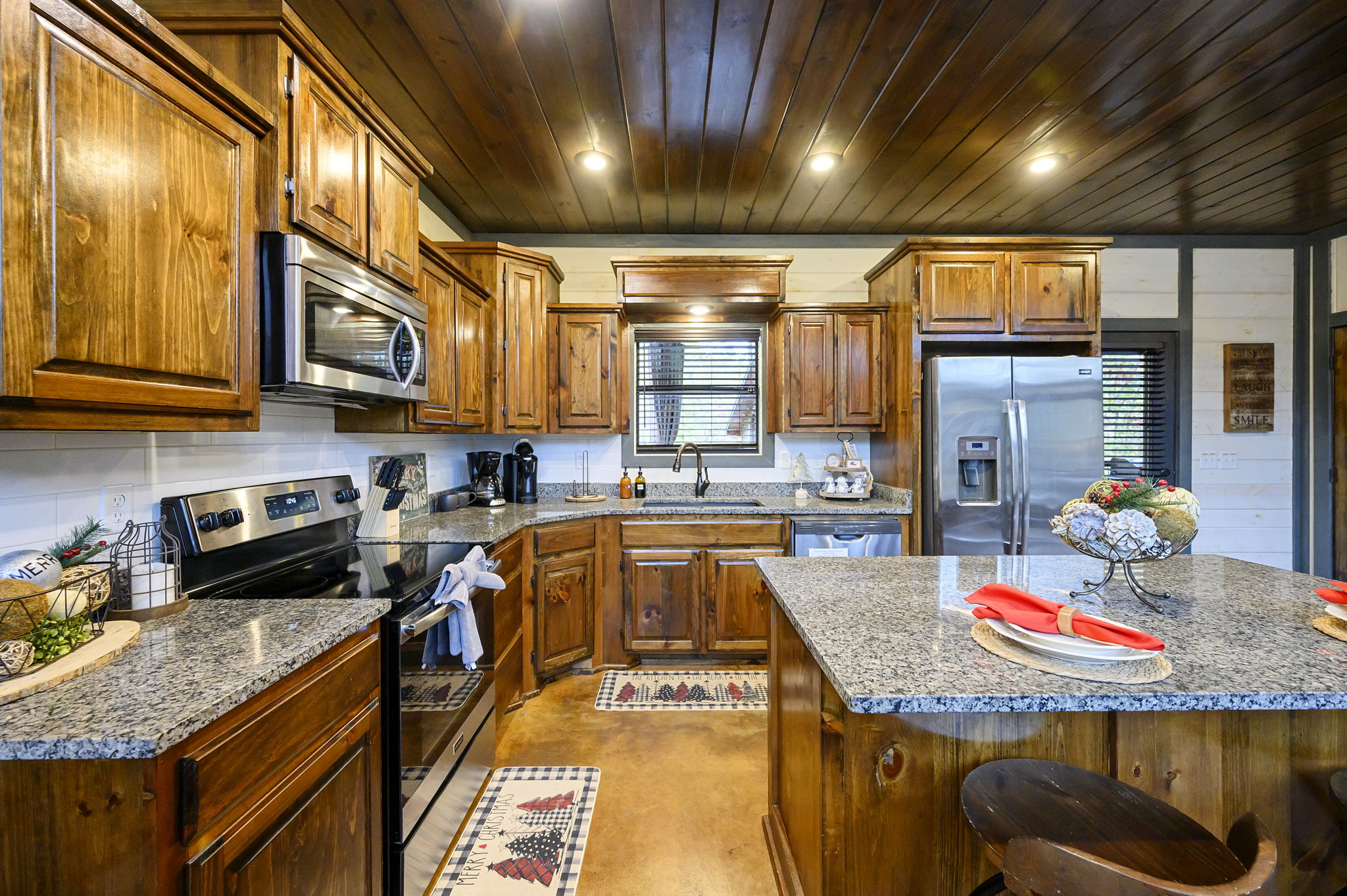 The kitchen and dining area at Round Here Buzz is made for connection and good food 🍽️✨ Cook up your favorites, gather around the table, laugh, snack, and make memories that feel like home. Cheers to great meals and even better company 🥂🌲 