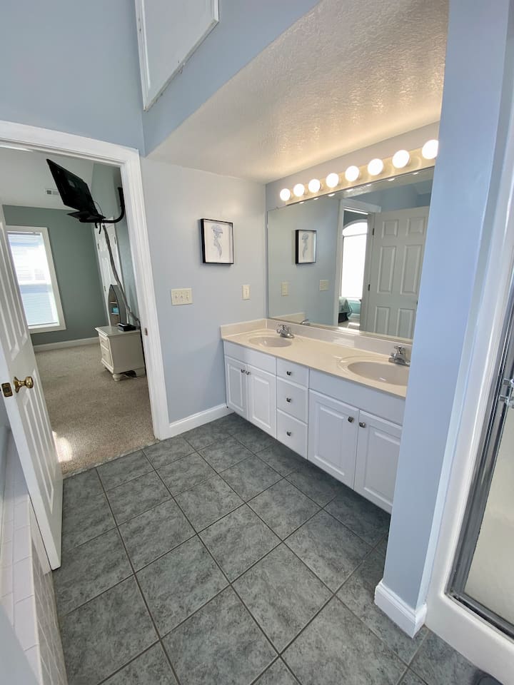 Top level king br Ensuite Master bathroom with shower, double vanity and jacuzzi tub