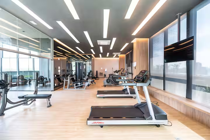 🏃‍♂️ Estrutura fitness completa, com esteiras, bicicletas e aparelhos de peso.