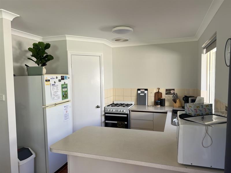 Cosy kitchen with gas cooking & microwave