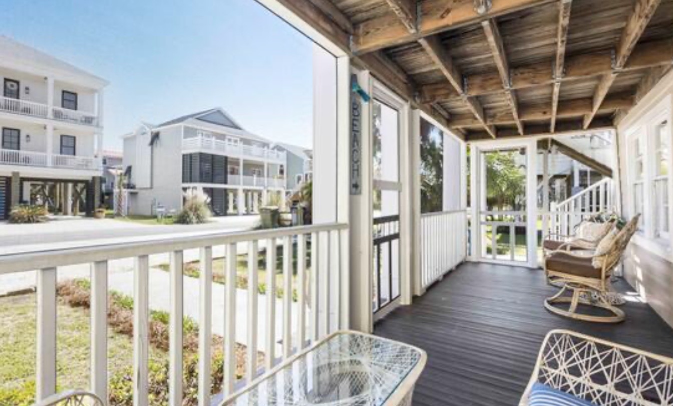 Step outside to a porch built for slow mornings and salty afternoon breezes. ⭐