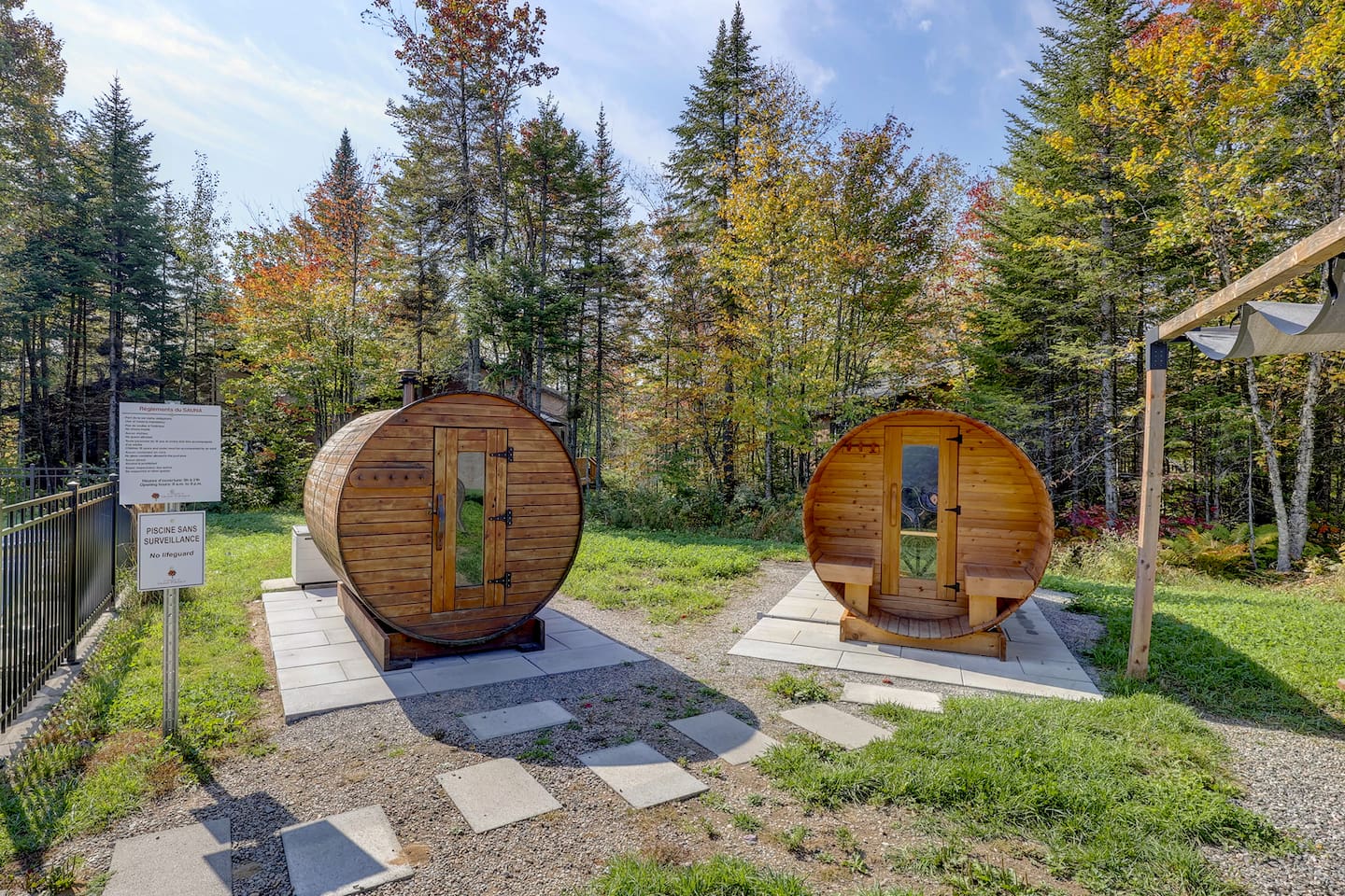 Avec votre réservation chez nous, vous aurez accès au complexe incluant piscine (été), spa & sauna (à l'année) et la salle de jeux/détente !