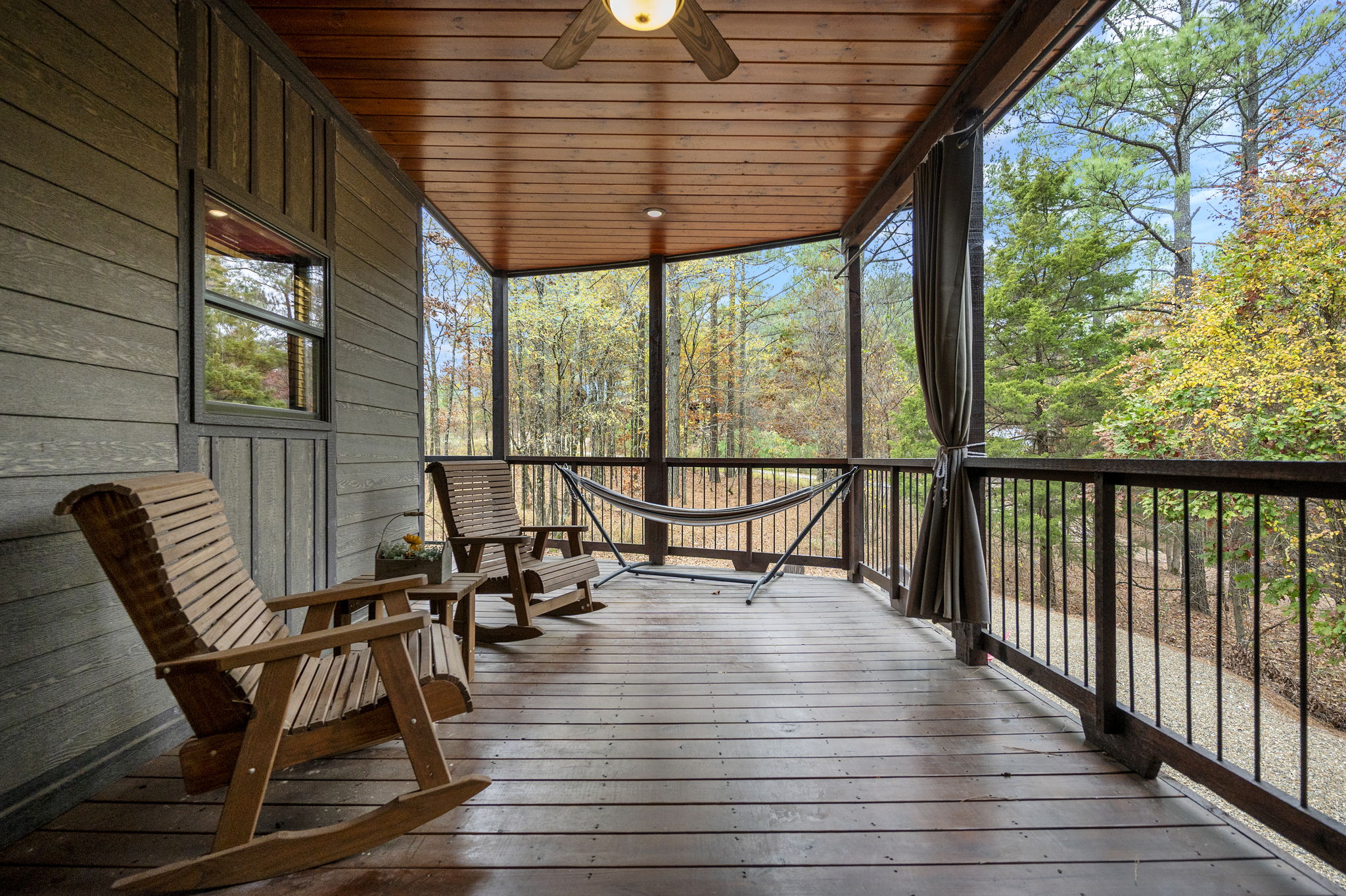 Round Here Buzz gives you room to breathe 🌲✨ A wrap around porch and a big back deck with a hot tub, outdoor fireplace, and comfy spots to sit and unwind. Kick back, soak, and enjoy every peaceful moment of your Hochatown escape 💫🔥🛁 