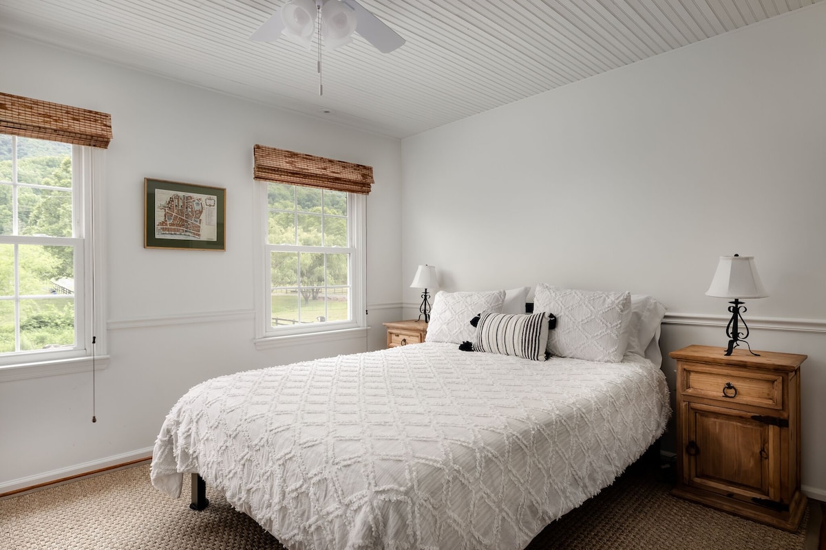 La Vista queen bedroom, with gorgeous mountain views