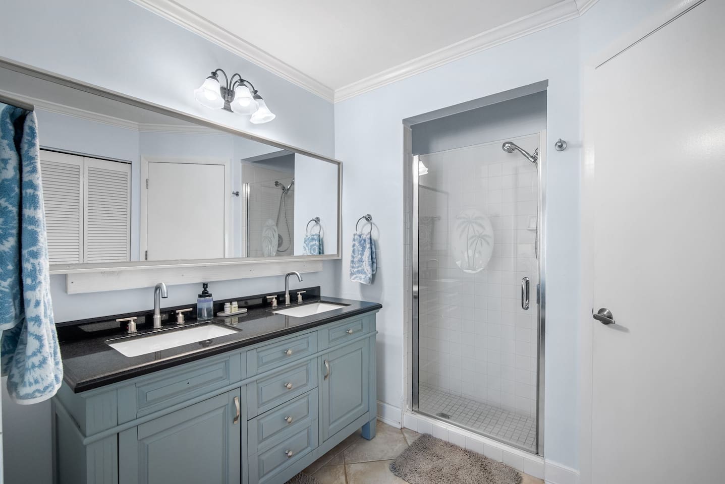 main Bathroom with the shower 