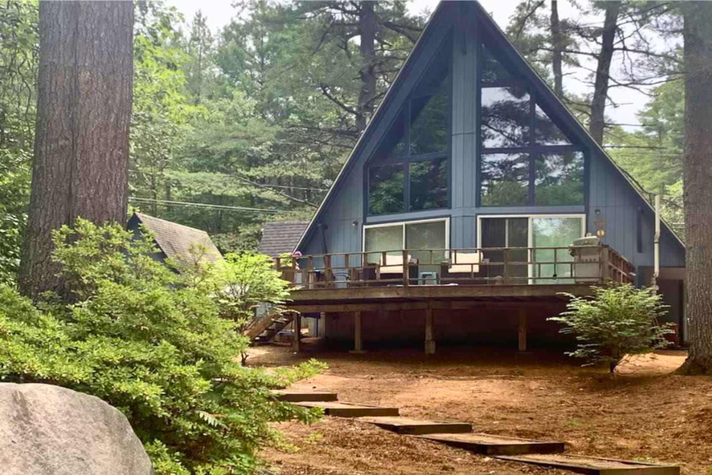 This elegant private backyard overlooking the lake is waiting for you and your family to relax! 