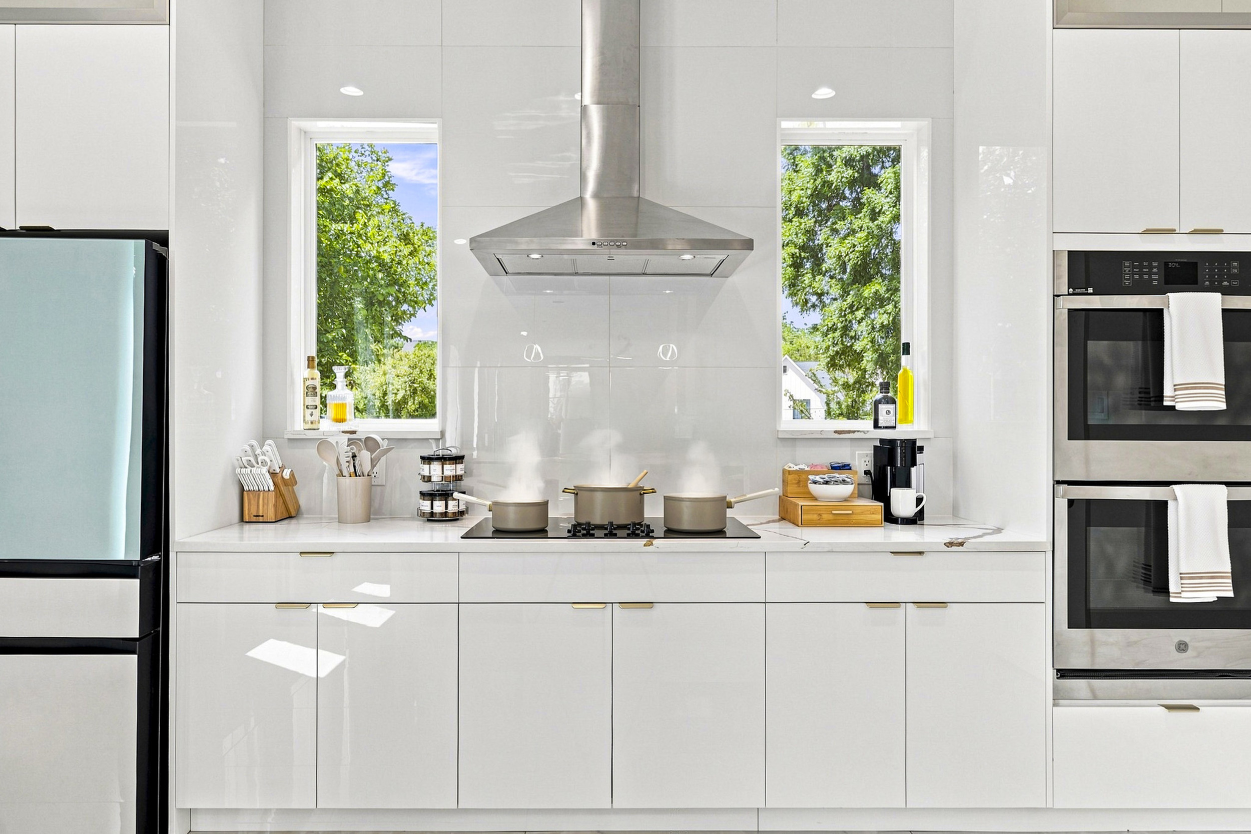Create culinary masterpieces with sleek appliances and sunlit views!