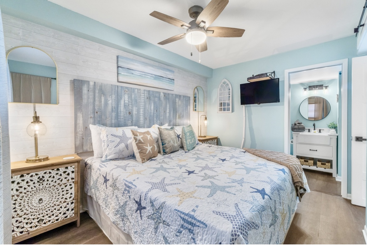 King Size Bed w/access to Connected Bathroom