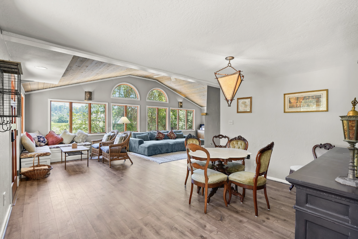 Spacious dining and living area for everyone