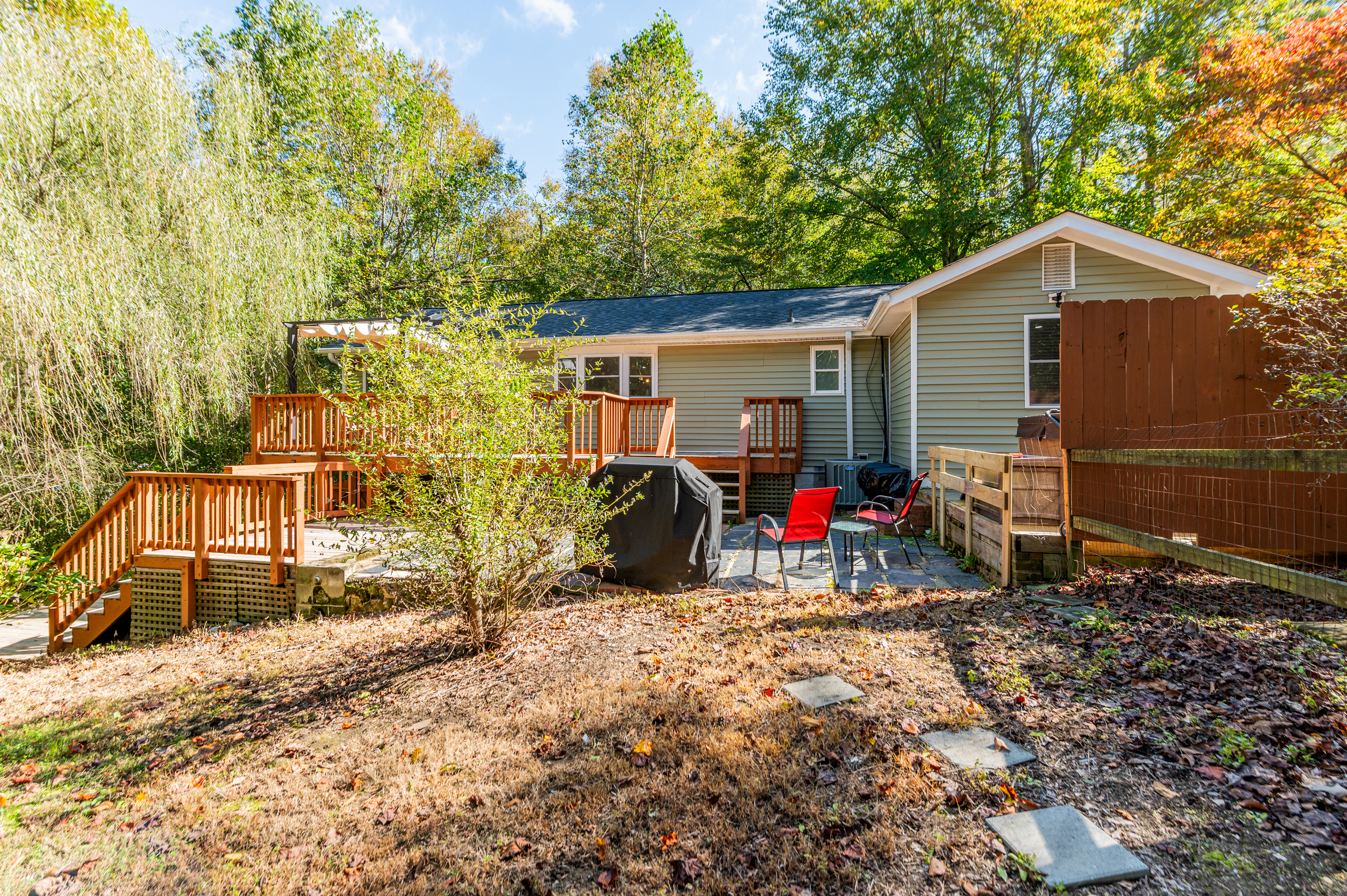 Outdoor: Relax on the spacious deck surrounded by nature