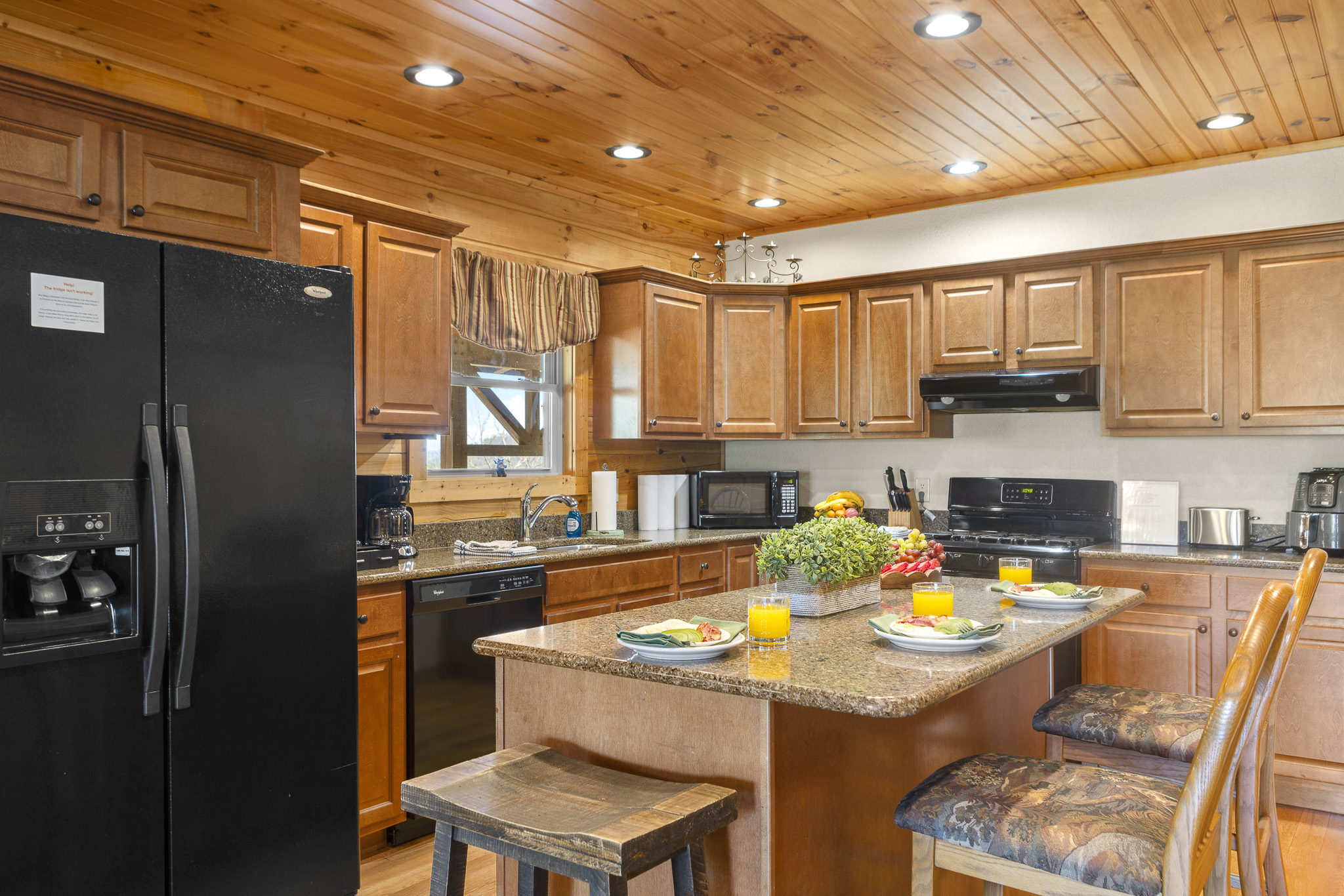 Kitchen Delight: Modern appliances and inviting decor perfect for culinary adventures!

