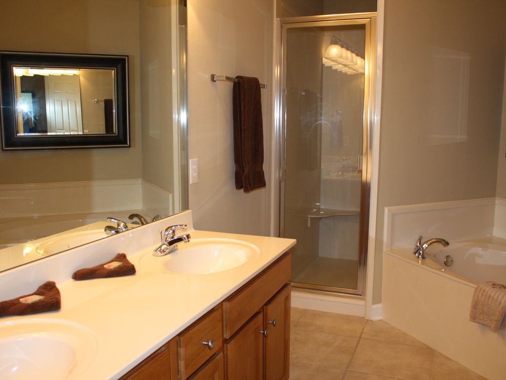 Master bath with jetted tub & walk-in shower.
Typical 3 BR Premium unit