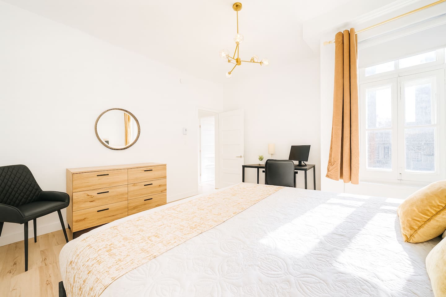 Chambre #2 avec un confortable lit King,  une commode et un bureau de travail incluant 1 écran!
