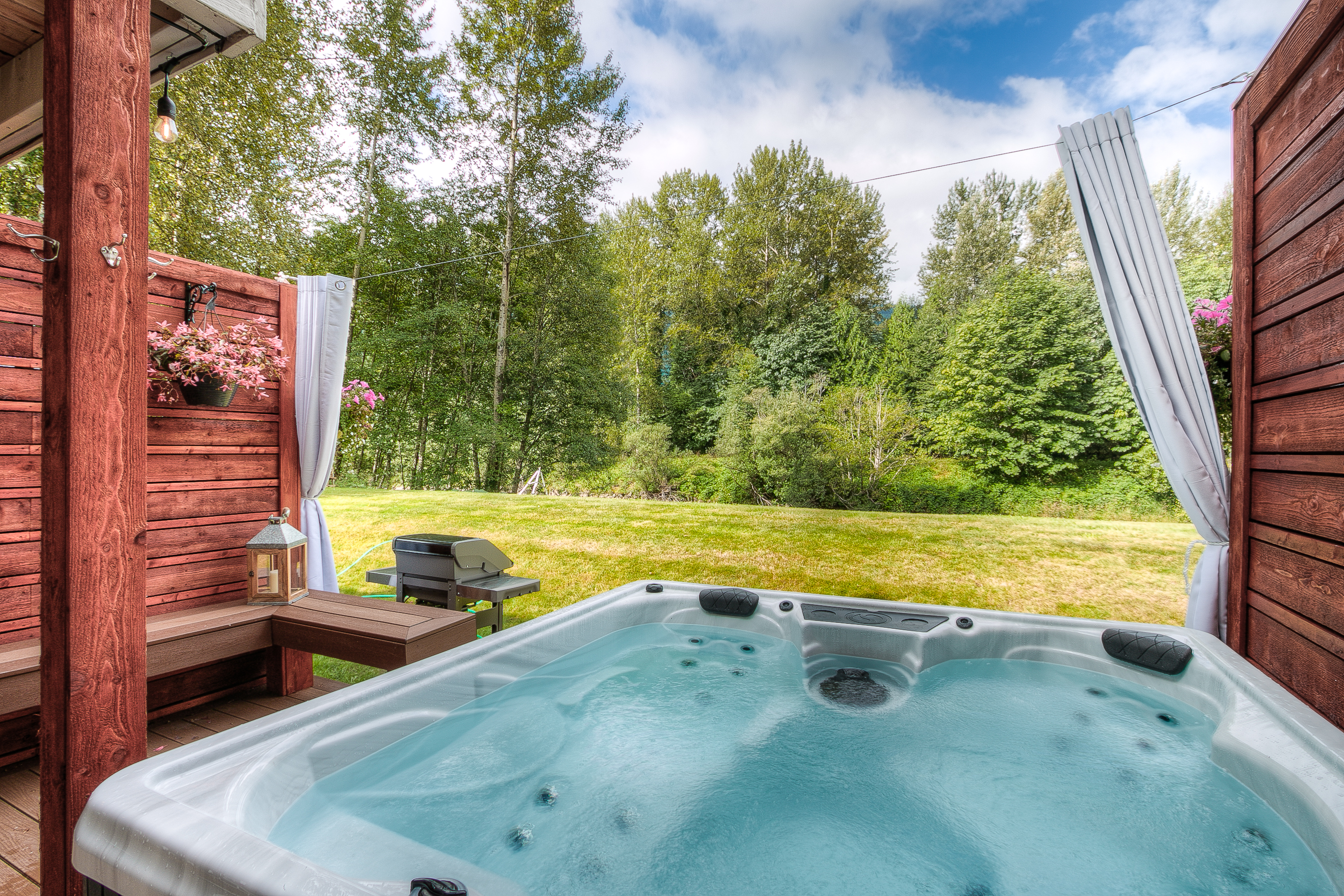 Private Hot Tub And River View Deck - Charming Modern Retreat - North Bend, WA