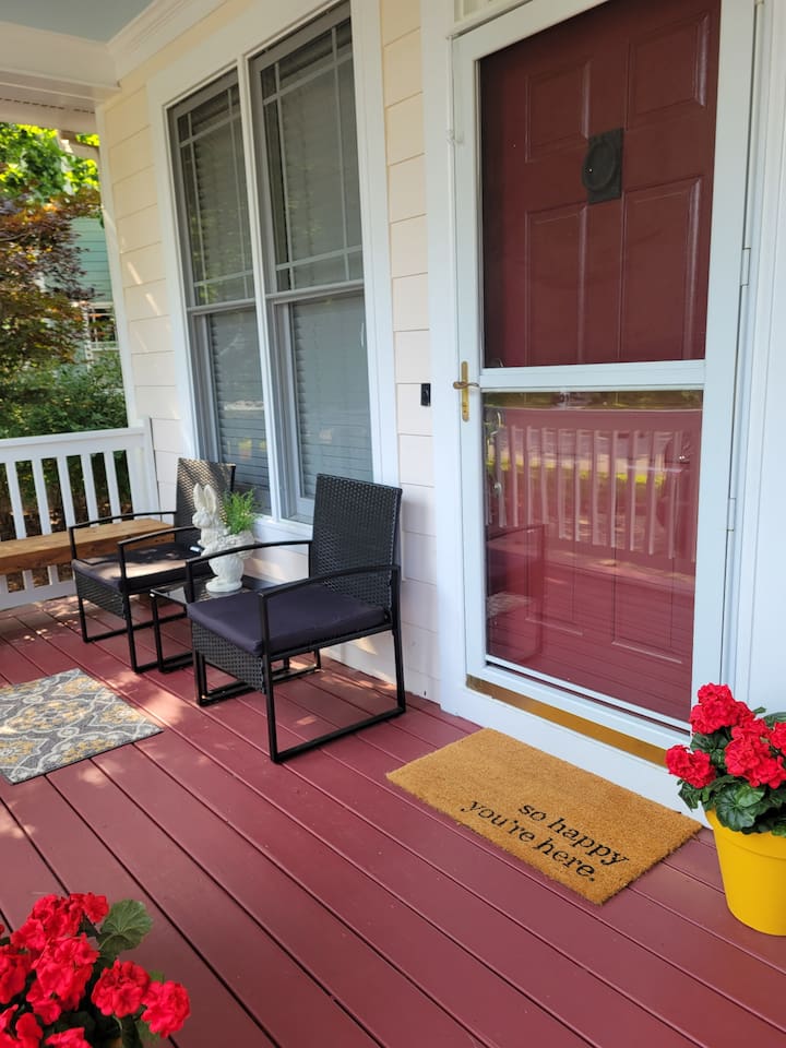 Front port with a couple chairs and also two bences so you can sit in front of the house and enjoy the neighborhhod.
