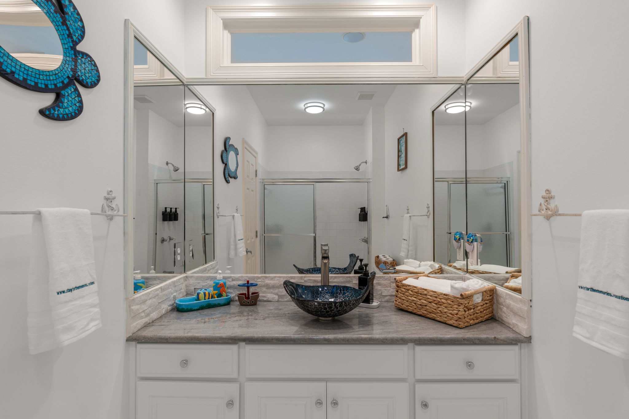 Attached Full bathroom for guest bedroom equipped with essentials