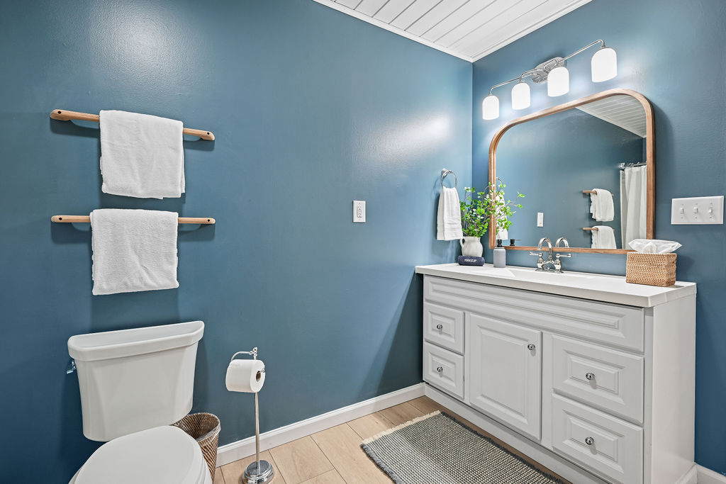 Shared bathroom on 2nd floor