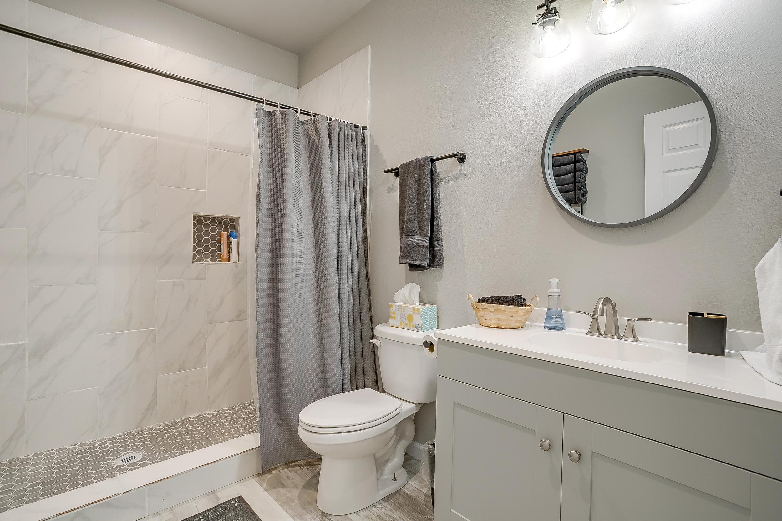 Main Hallway bath