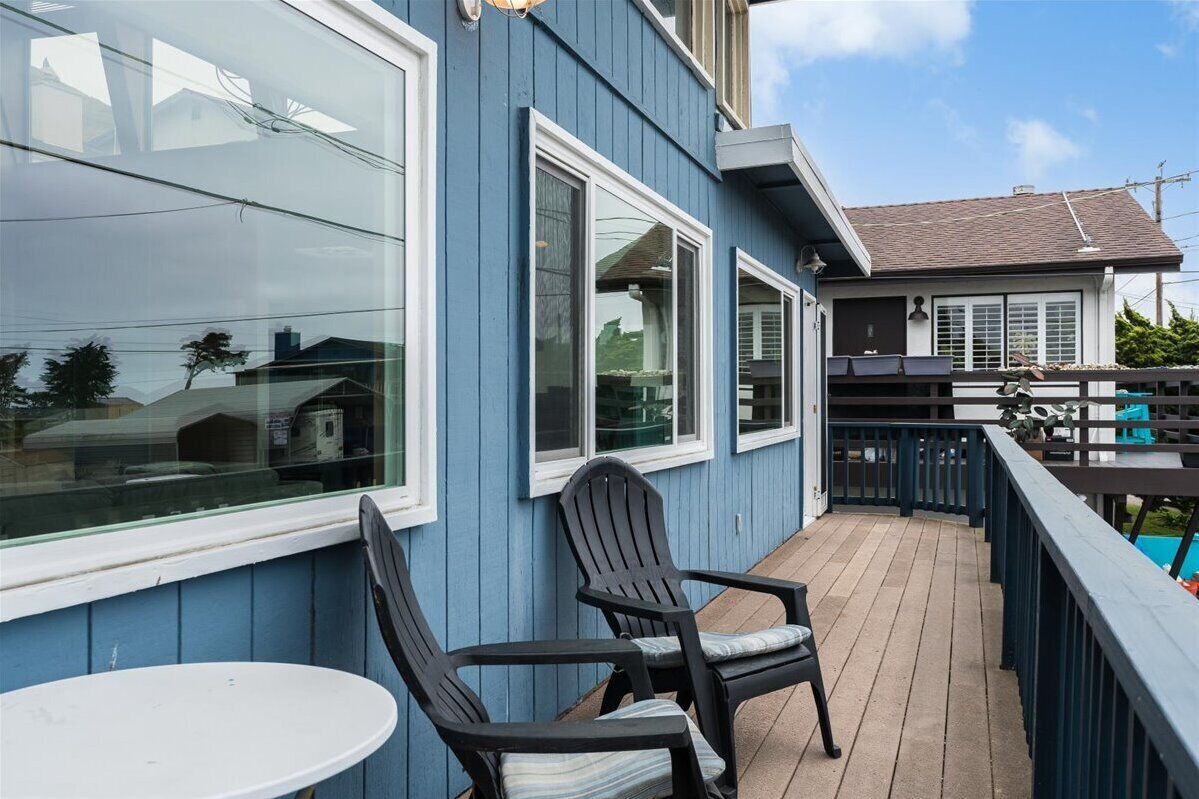 Upstairs - panoramic view deck