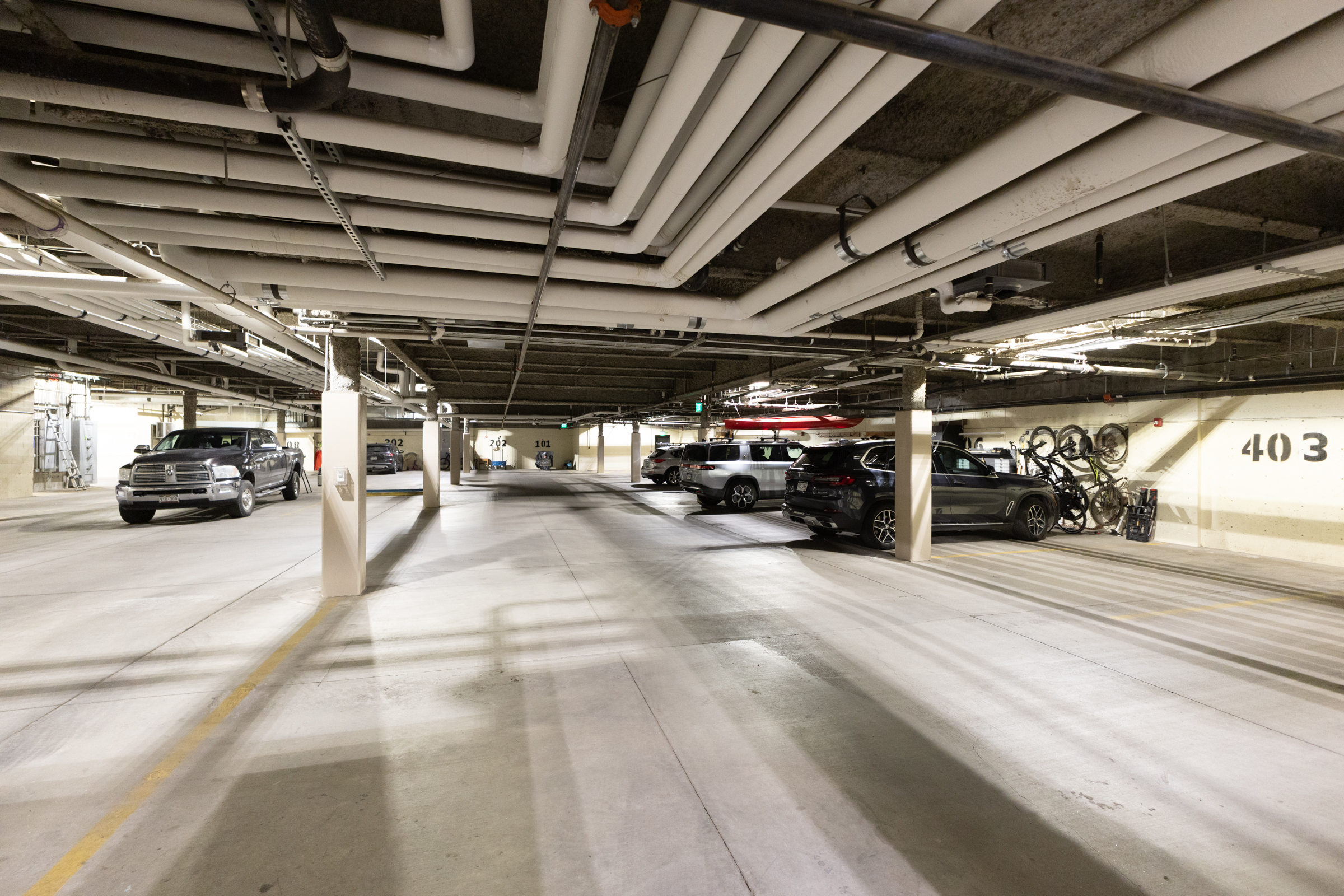 Parking Garage with 1 Parking Space