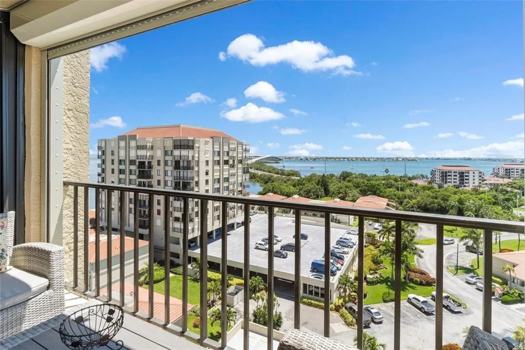 Step out onto the private balcony and take in refreshing bay breezes and tranquil water views—an ideal spot for morning coffee or relaxing evenings.