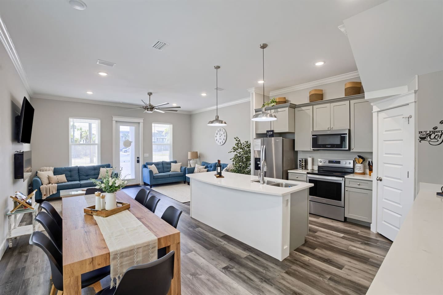 Plenty of space and seating for everyone to eat together