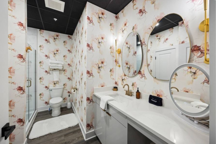 Kentucky Oaks Suite Bathroom
