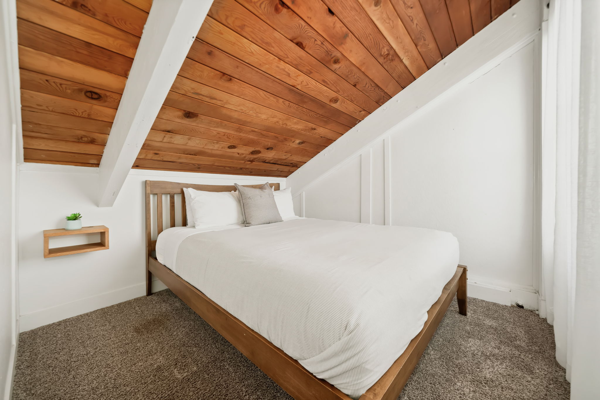 Upstairs queen bedroom 